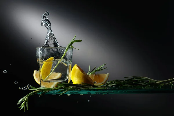 Gin Tonic Cocktail Lemon Slices Rosemary Sprigs Slice Lemon Falls — Stock Photo, Image