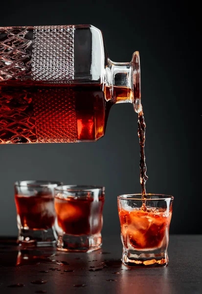 Whisky Versa Bicchiere Con Ghiaccio Naturale Bevanda Alcolica Viene Versata — Foto Stock