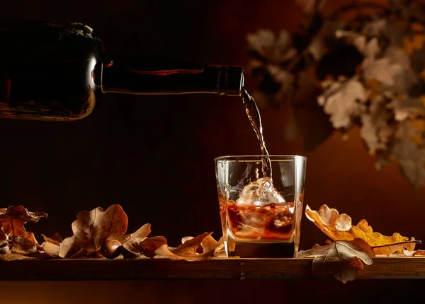 Whisky Viene Versato Una Bottiglia Vintage Bicchiere Congelato Con Ghiaccio — Foto Stock