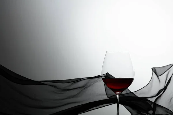 Verre Vin Rouge Sur Fond Rideau Satin Noir Espace Copie — Photo