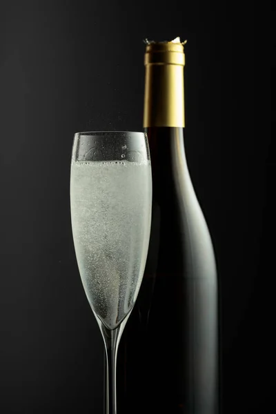 Бутылка Бокал Шампанского Черном Фоне Фокус Переднем Плане — стоковое фото
