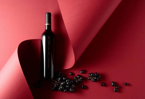 Botella Vino Tinto Uvas Azules Copiar Espacio Para Tex —  Fotos de Stock