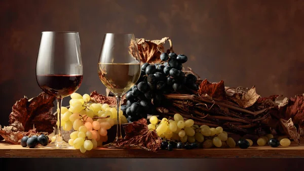Glasses White Red Wine Bunches Grapes Wooden Table Copy Space — Stock Photo, Image