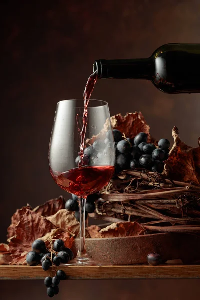 Vin Est Versé Dans Verre Vin Rouge Grappe Raisins Sur — Photo