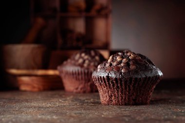 Kahverengi arka planda lezzetli taze çikolatalı kekler..