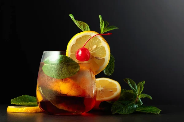 Cocktail Cuba Libre Con Fette Limone Ciliegia Menta Fondo Nero — Foto Stock