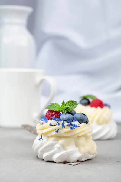 Pavlova Dessert Mit Himbeere Blaubeere Und Minze Auf Grauem Tisch — Stockfoto