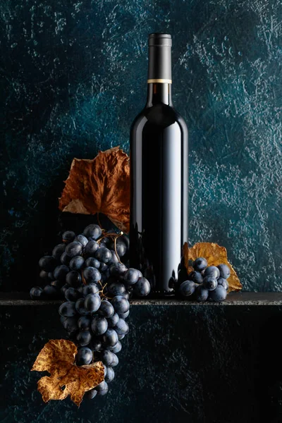 Botella Vino Tinto Uvas Con Hojas Vid Secas Sobre Viejo —  Fotos de Stock