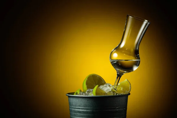 Tequila Con Rodajas Lima Cubo Metal Con Hielo Copiar Espacio — Foto de Stock