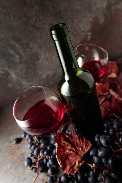 Vin Rouge Avec Raisins Bleus Sur Fond Vintage — Photo