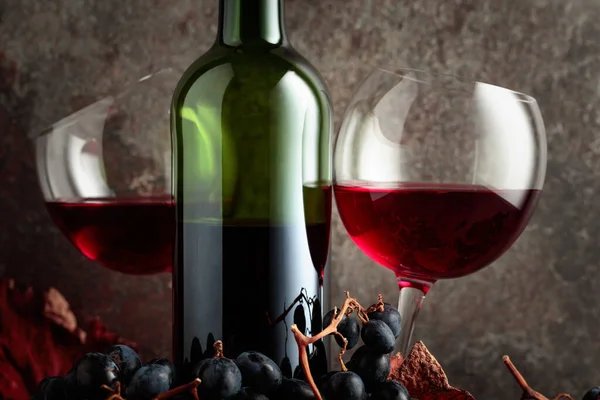 ヴィンテージを背景にブルーブドウと赤ワイン — ストック写真