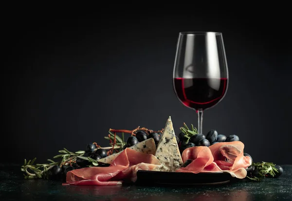 Red Wine Grapes Rosemary Prosciutto Blue Cheese Dark Background — Stock Photo, Image