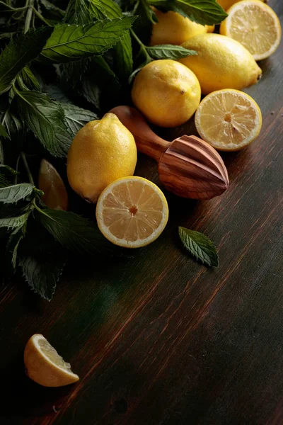 Свежие Сочные Лимоны Мятой Старом Деревянном Фоне — стоковое фото