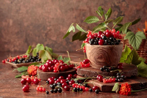 Ciliegie Ribes Rosso Nero Sul Tavolo Della Cucina Maturare Bacche — Foto Stock