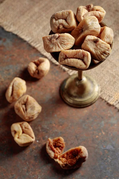 Dried Figs Old Brass Dish Rusty Background — Stock Photo, Image