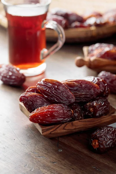 Thé Dattes Séchées Sur Une Vieille Table Bois — Photo