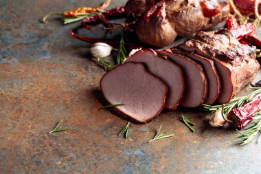 Mutfak masasında biberiyeli, sarımsaklı ve biberli jambon. Boşluğu kopyala.