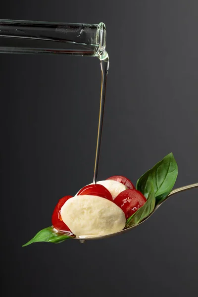 Mozzarella Pomidorem Bazylią Jest Podlewana Olejem Roślinnym Przestrzeń Kopiowania — Zdjęcie stockowe