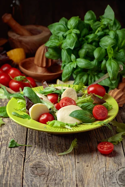 Zielona Sałatka Mozzarellą Pomidorem Bazylią Starym Drewnianym Stole — Zdjęcie stockowe