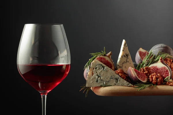 Ein Glas Rotwein Mit Blauschimmelkäse Feigen Walnüssen Und Rosmarin — Stockfoto