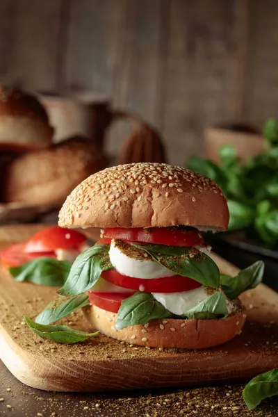 Sandwich Con Mozzarella Tomates Albahaca Sobre Una Vieja Mesa Madera —  Fotos de Stock