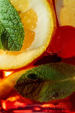 Soğuk, ferahlatıcı Küba kokteyli libre limon dilimleri, kiraz ve nane. Makro çekim.