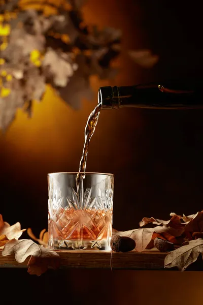 Whisky Vierte Una Botella Vintage Vaso Congelado Con Hielo —  Fotos de Stock