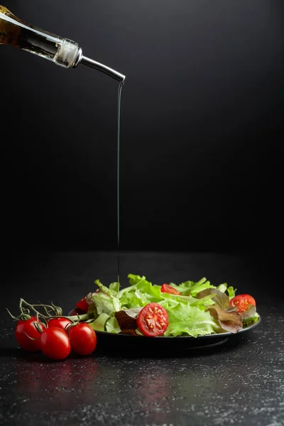 Зеленый Салат Томатной Вишней Наливают Растительным Маслом Вегетарианский Салат Черном — стоковое фото