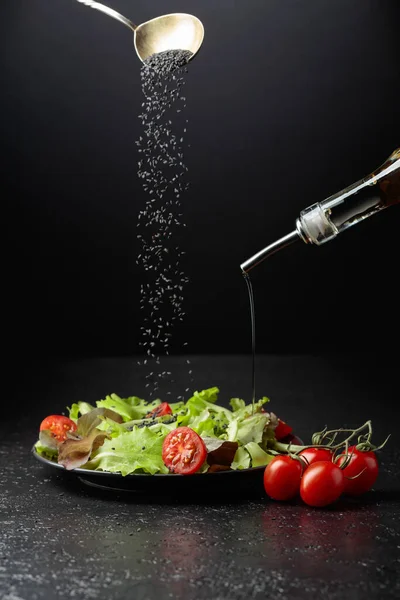 Зеленый Салат Томатной Вишней Посыпают Семенами Кунжута Вегетарианский Салат Черном — стоковое фото