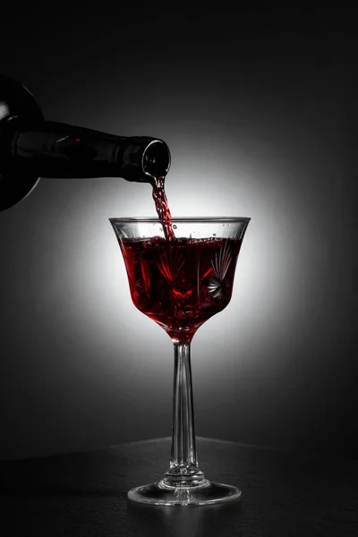 고대의한 병에서 포도주나 리큐어 붓는다 — 스톡 사진