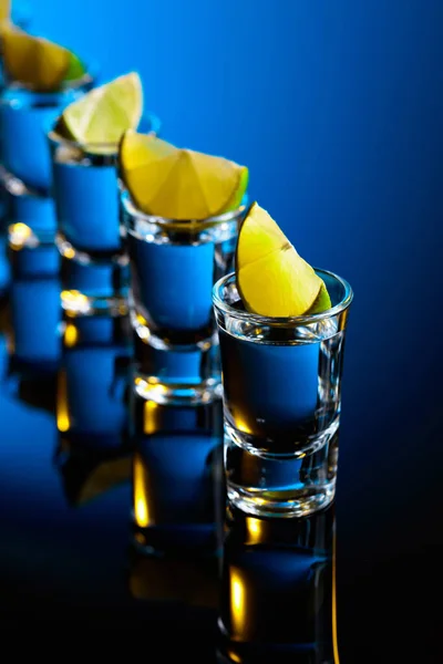 Tequila Med Lime Skivor Svart Reflekterande Bakgrund Stark Alkoholhaltig Dryck — Stockfoto