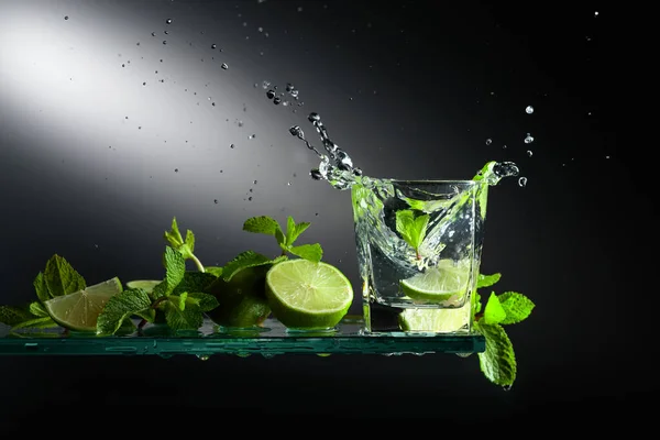 Cocktail Mojito Lime Slices Mint Slice Lime Falls Glass Creating — Stock Photo, Image