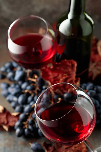 Vino Rosso Con Uve Blu Fondo Vintage Focus Selettivo — Foto Stock