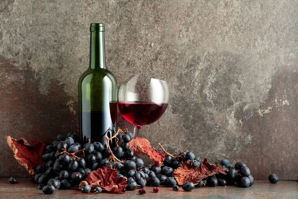 Vin Rouge Avec Raisins Bleus Sur Fond Vintage — Photo