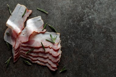 Mutfak masasında biberiyeli pastırma.