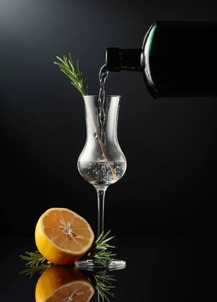 Джин Наливают Антикварной Бутылки Тёмного Стекла Крепкий Алкогольный Напиток Лимоном — стоковое фото