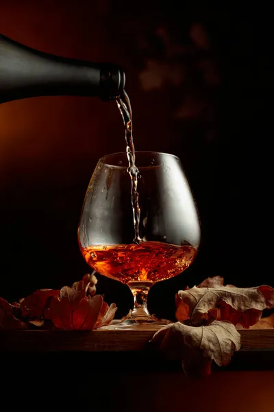 Brandy Est Versé Une Bouteille Dans Verre Soupçon Brandy Sur — Photo