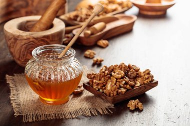 Eski ahşap masada bal ve ceviz.