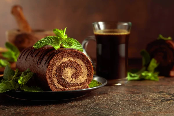 自制巧克力蛋糕加薄荷糖和一杯黑咖啡 — 图库照片
