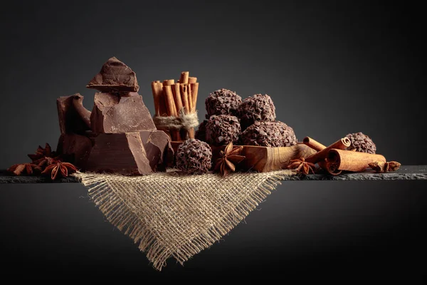 Caramelle Cioccolato Con Pezzi Cioccolato Rotti Cacao Polvere Cannella Bastoncini — Foto Stock