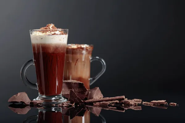 Krem Şantili Sıcak Çikolata Koyu Arkaplanda Siyah Çikolata Parçaları Boşluğu — Stok fotoğraf