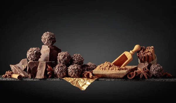 Шоколадні Цукерки Розбитими Шматочками Шоколаду Какао Порошок Палички Кориці Аніс — стокове фото