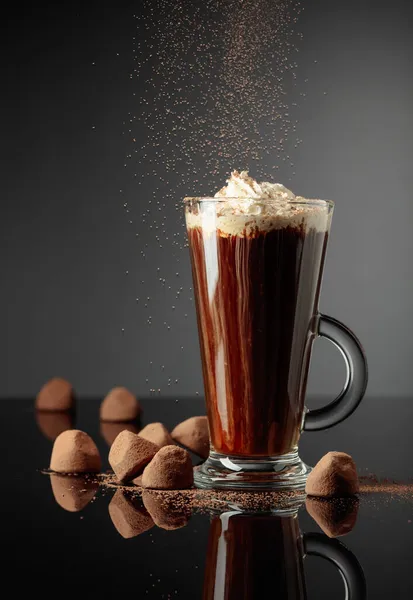 Yer Mantarı Kremalı Bir Bardak Sıcak Çikolata — Stok fotoğraf