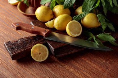 Eski ahşap arka planda naneli taze sulu limonlar..