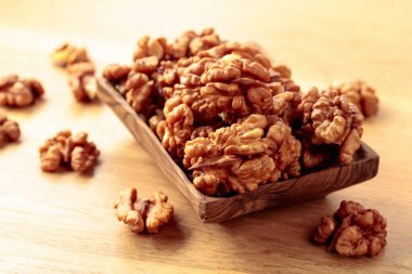 Eski ahşap bir tabakta ceviz. Seçici odak.