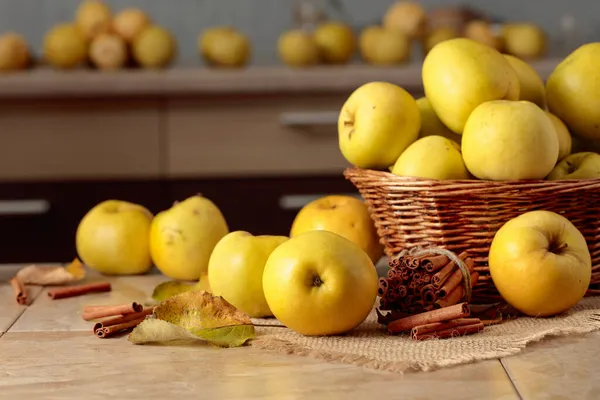 Färska Saftiga Äpplen Korgen Och Kanelpinnar Köksbordet — Stockfoto