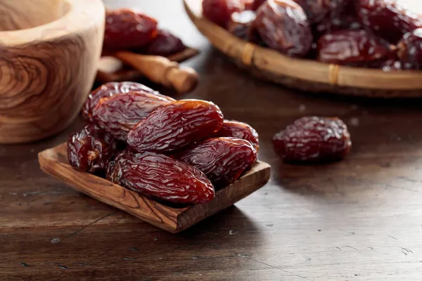 Dates Juteuses Sur Une Vieille Table Bois — Photo