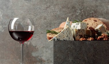 Mavi peynir ve kırmızı şarap. Cevizli, ekmekli ve biberiyeli peynir. Boşluğu kopyala.