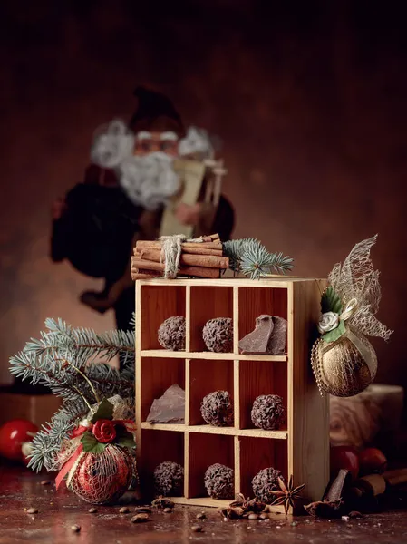 Dulces Chocolate Caja Madera Decoraciones Navideñas Trozos Rotos Chocolate Palitos —  Fotos de Stock