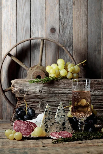 Rústico Ainda Vida Com Vinho Lanches Velho Vinho Mesa Madeira — Fotografia de Stock